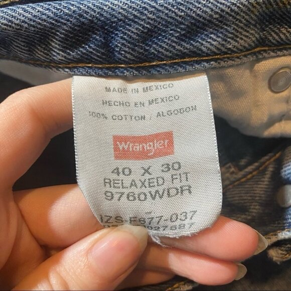 Men’s Wrangler Medium Wash Relaxed Fit Blue Jeans - Picture 5 of 6